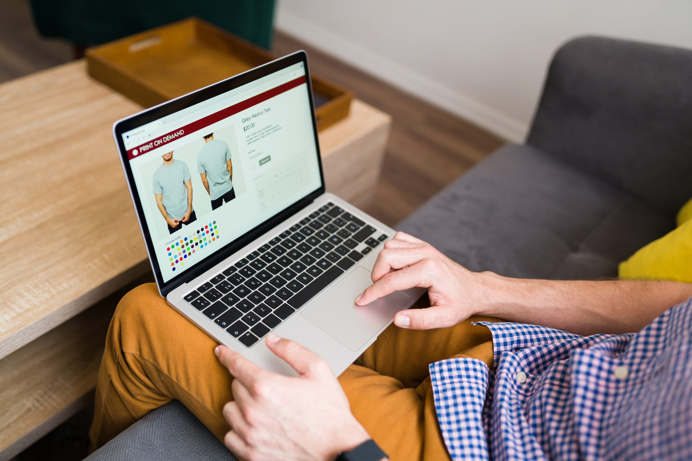 Consumidor comprando roupas online, público-alvo de um anúncio em UGC.