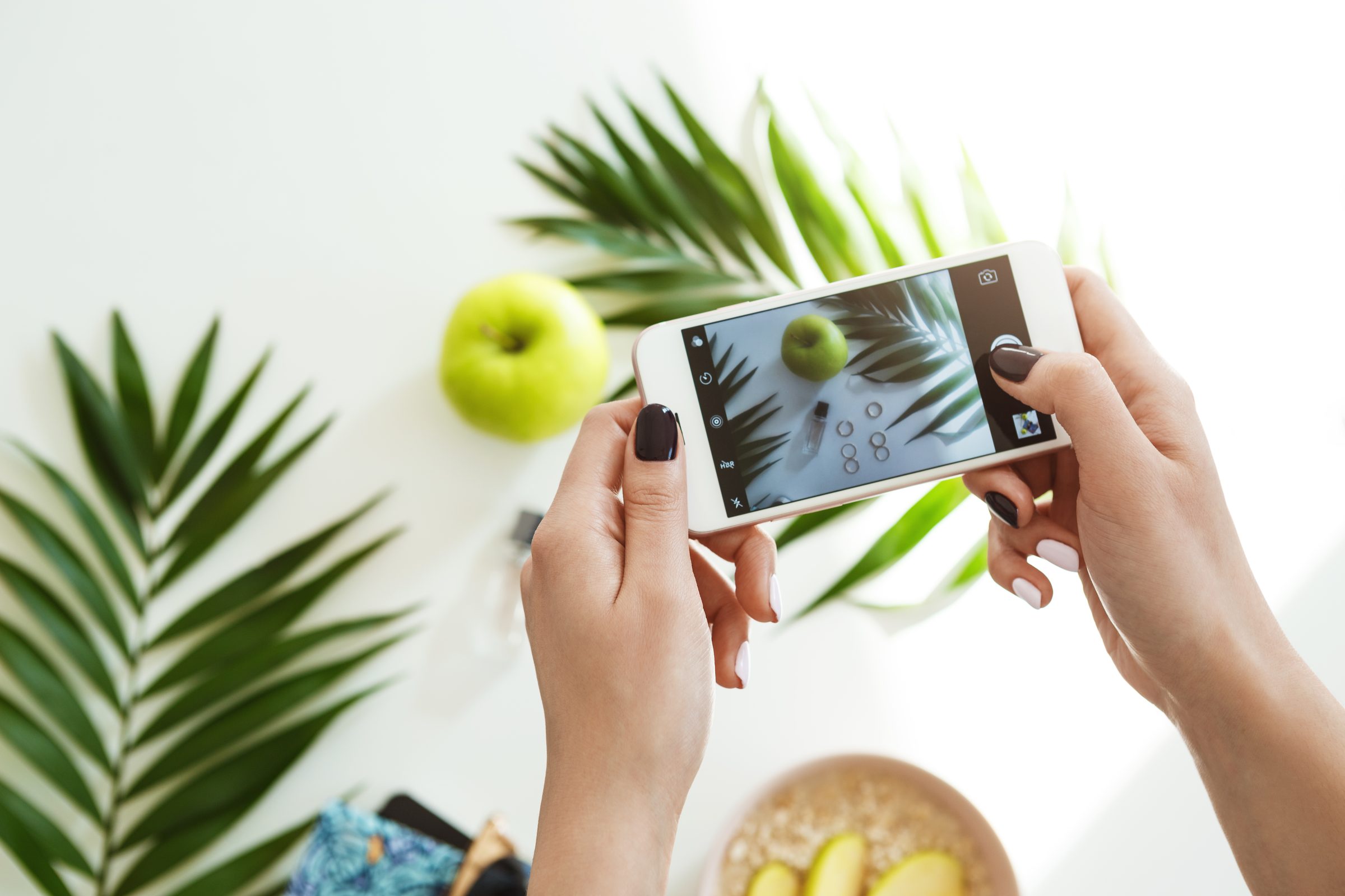 Foto de produto sendo tirada pelo celular, com estilo autêntico de UGC.