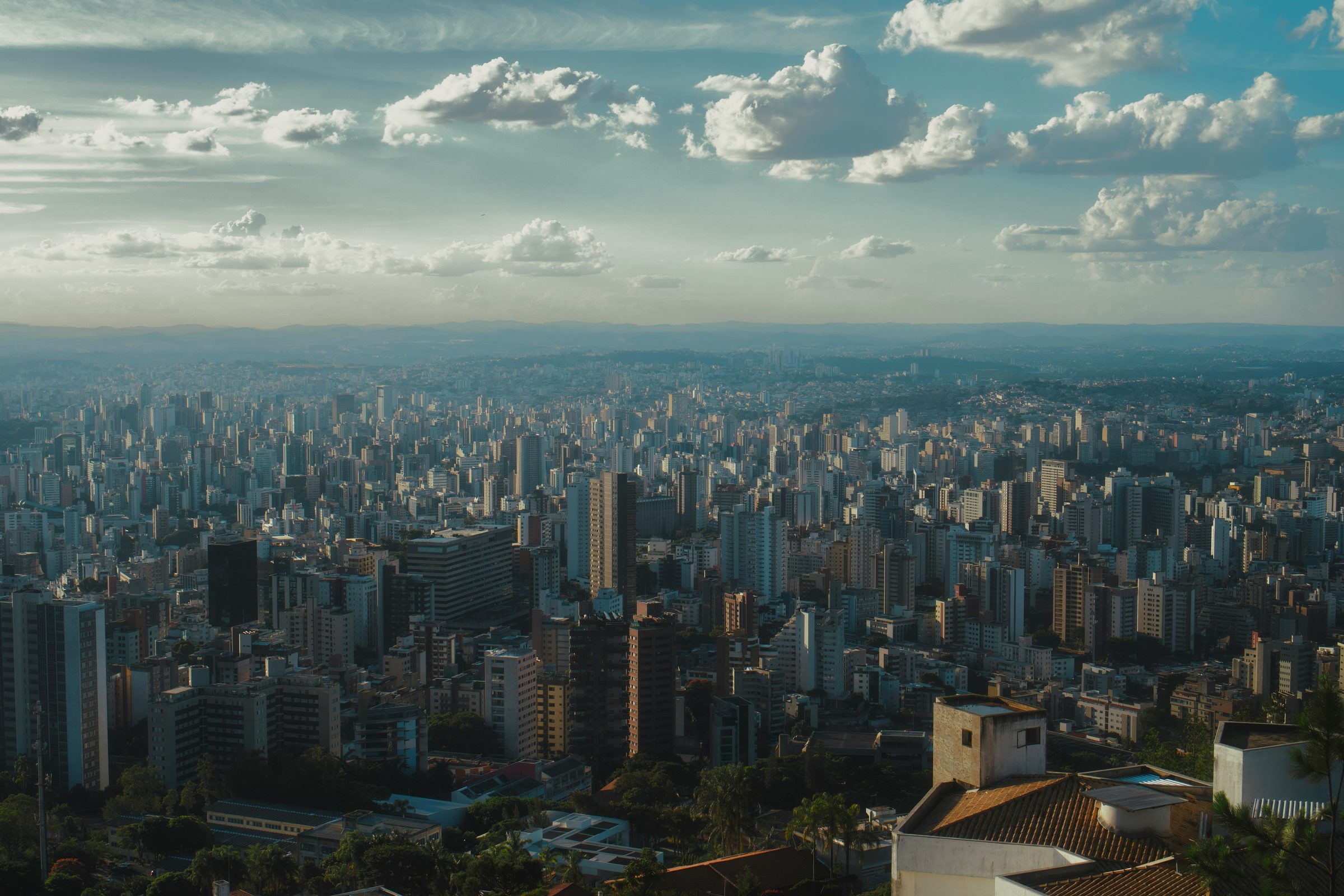 Skyline de Belo Horizonte ao pôr do sol visto do alto.
