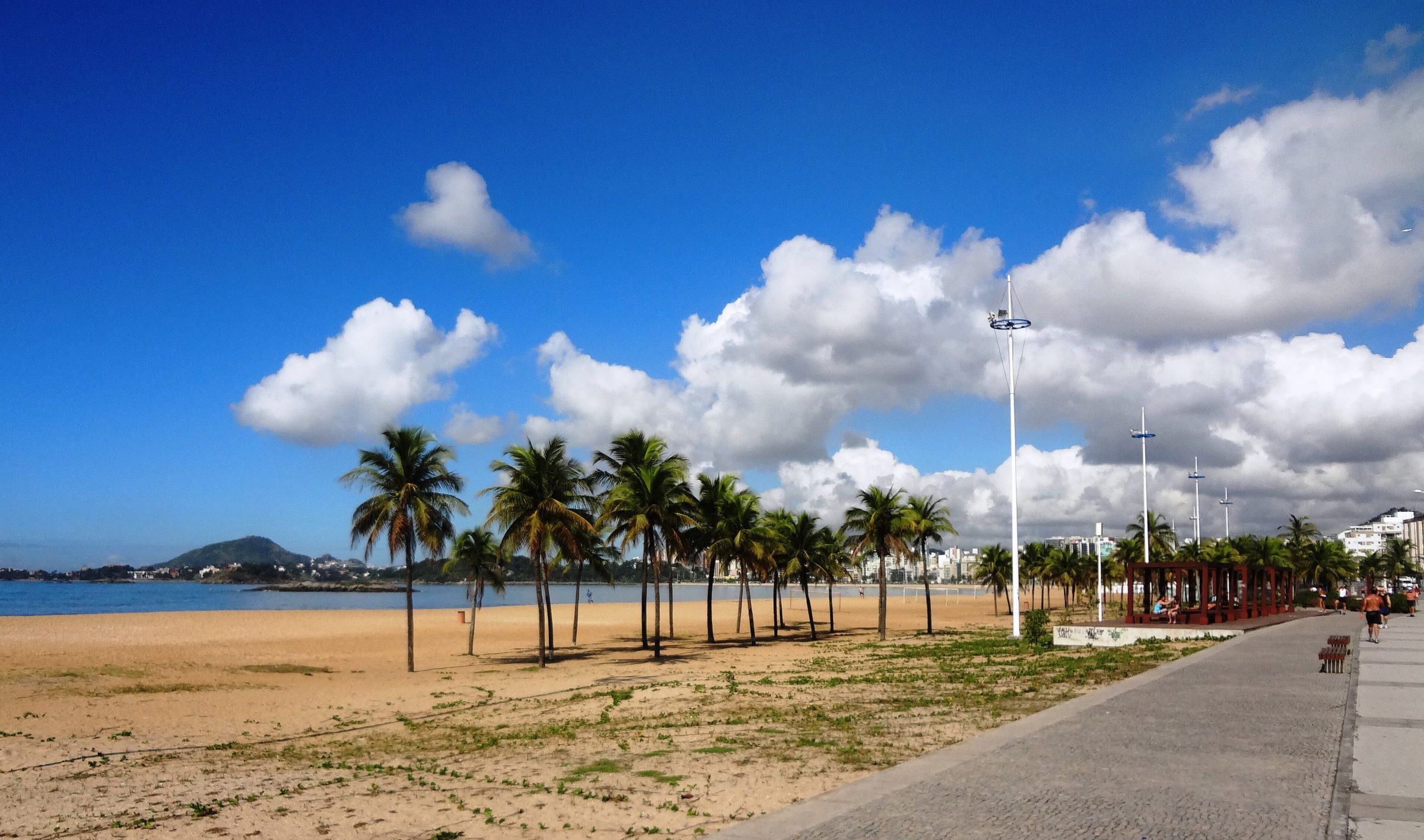 Praia de Camburi com coqueiros e calçadão em Vitória, no Espírito Santo.