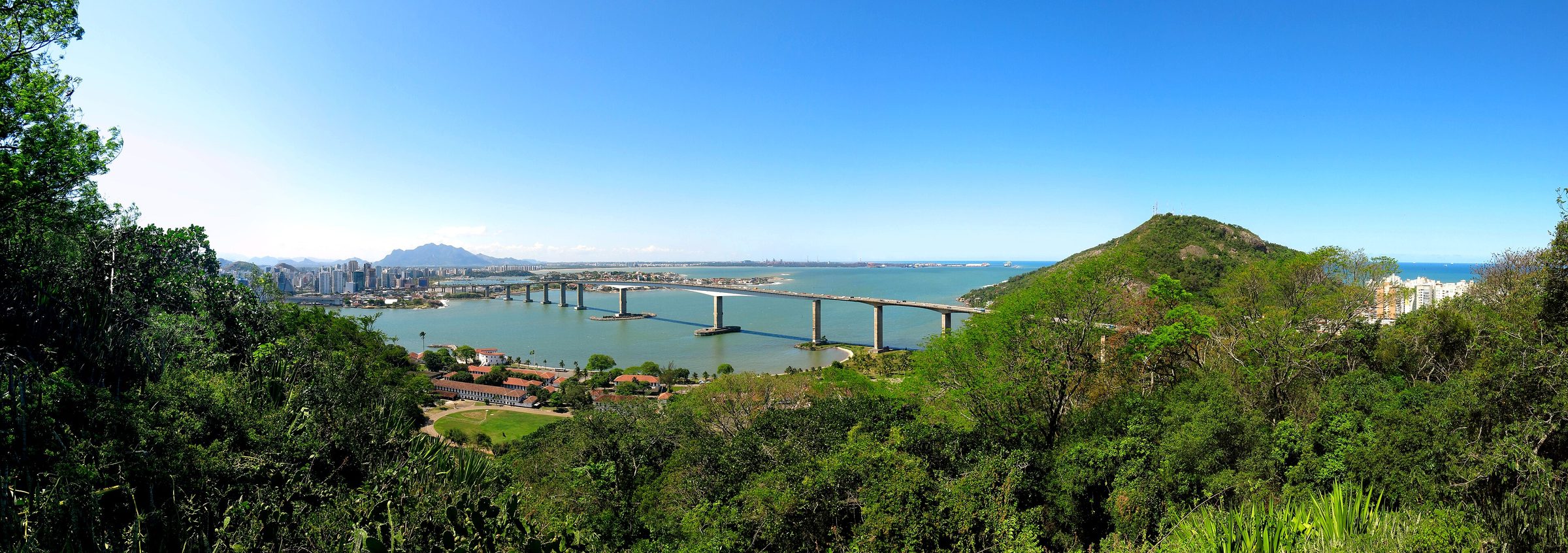 Vista panorâmica da baía de Vitória com a Terceira Ponte, no Espírito Santo.