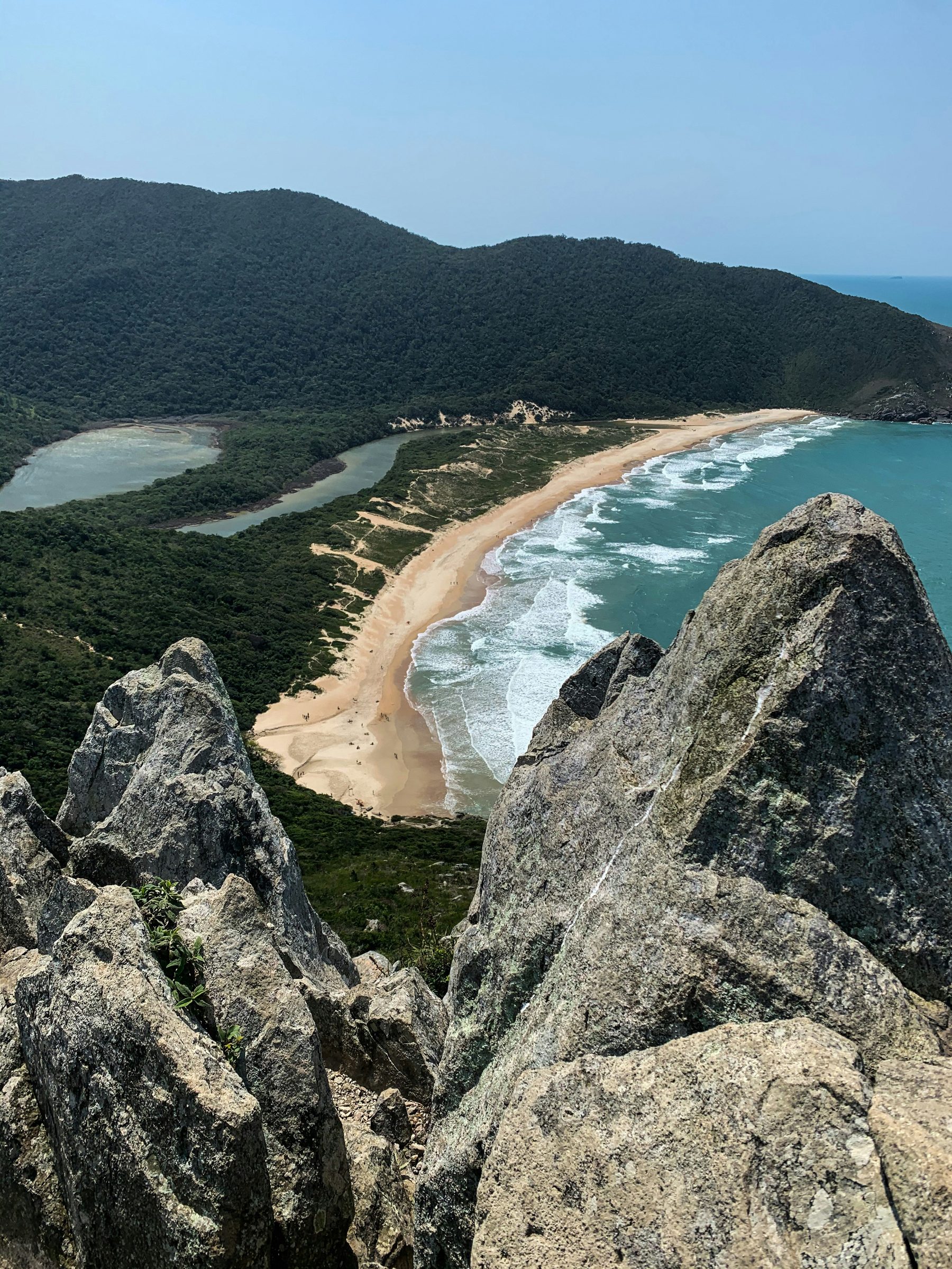 Praia da Lagoinha do Leste vista do alto de uma trilha em Florianópolis.
