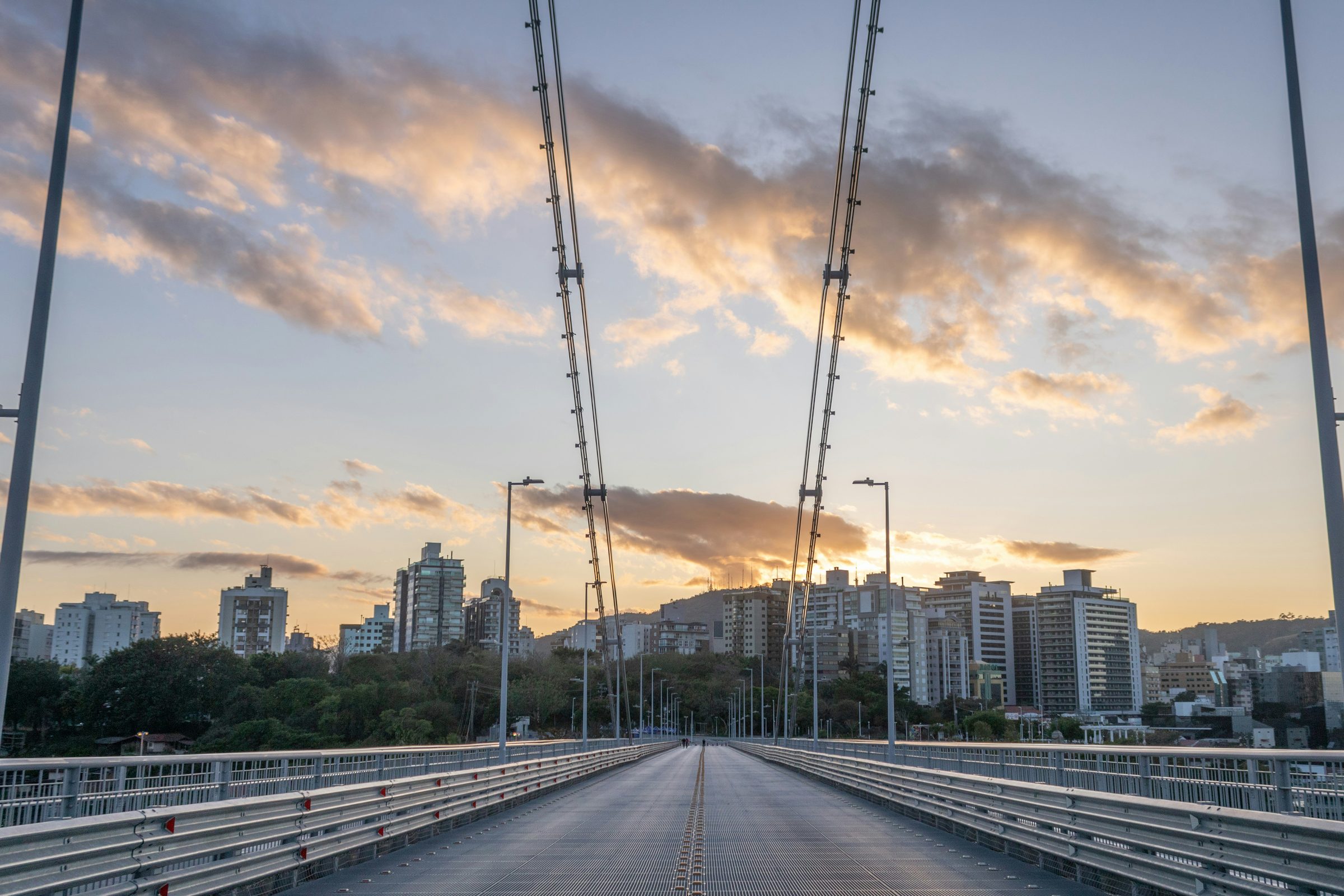 Ponte Hercílio Luz em Florianópolis ao pôr do sol.