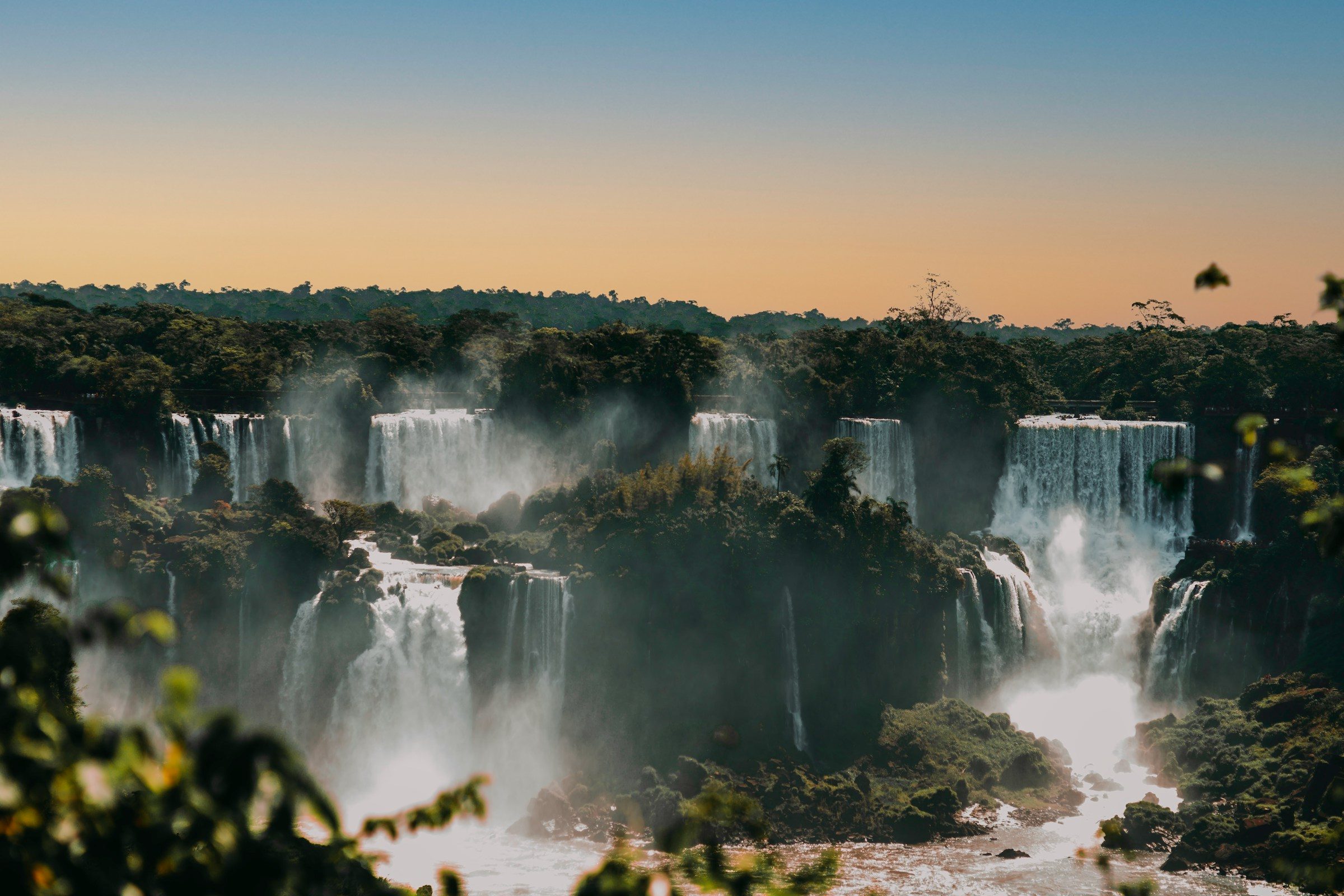 Cataratas do Iguaçu ao entardecer, no Paraná.