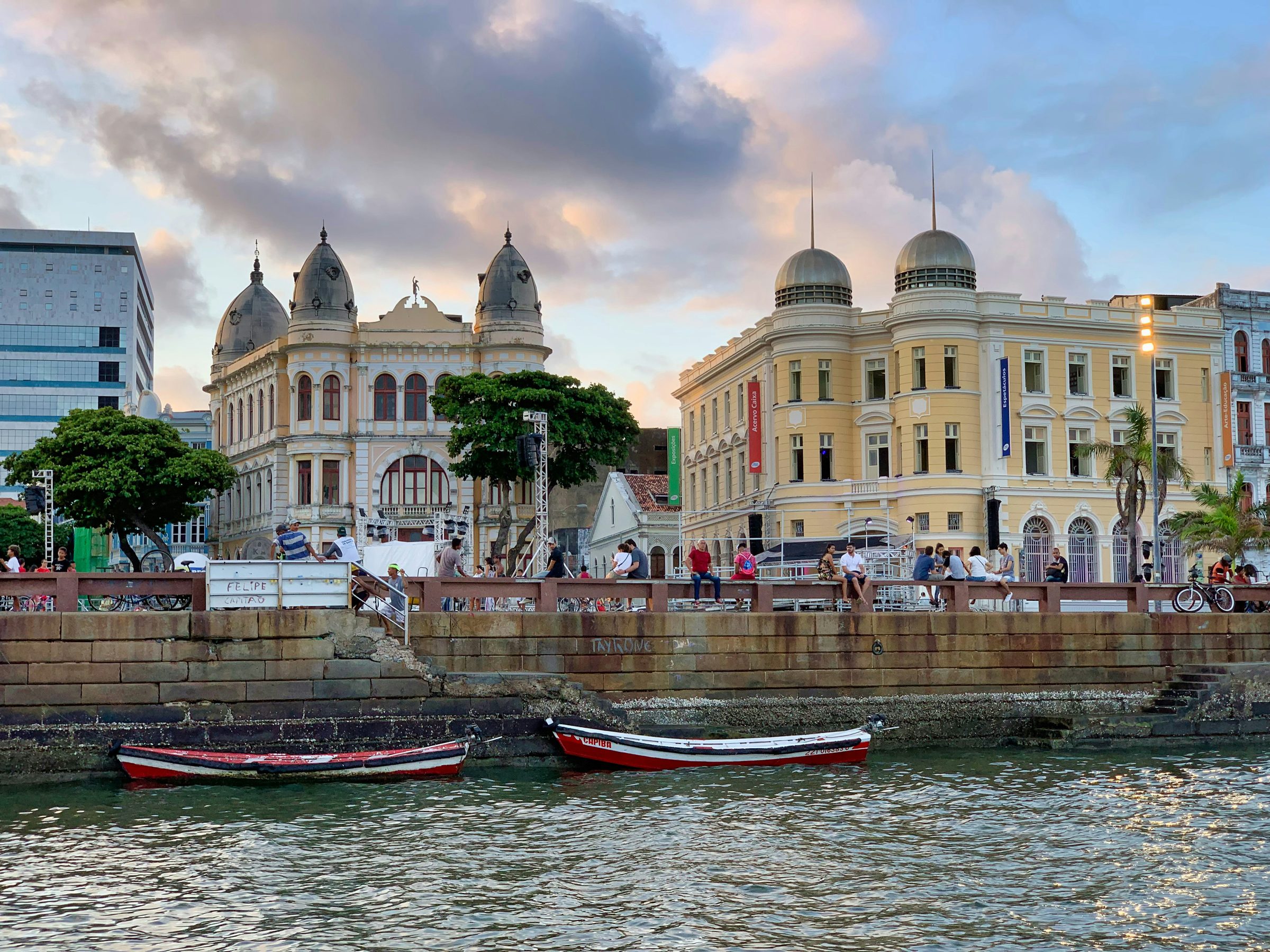 Casario colorido do Bairro do Recife e barcos no rio, próximo ao Marco Zero.
