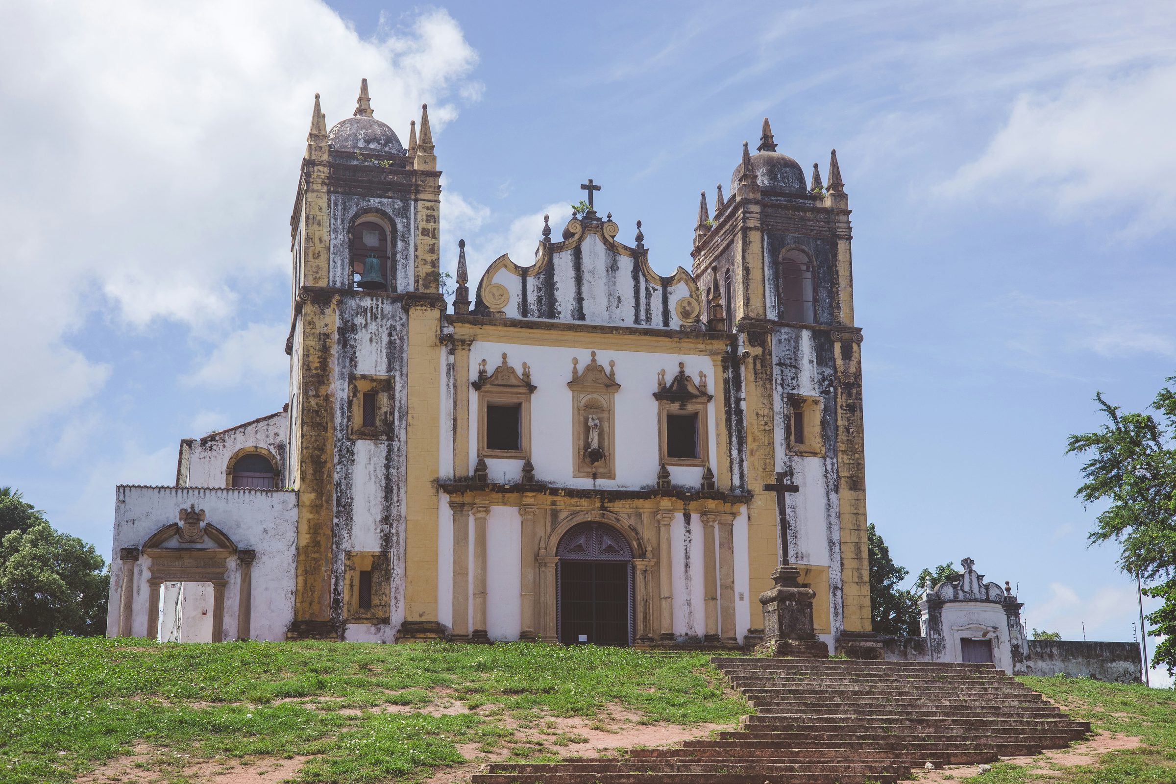 Igreja histórica amarela no alto de uma ladeira de Olinda, em Pernambuco.