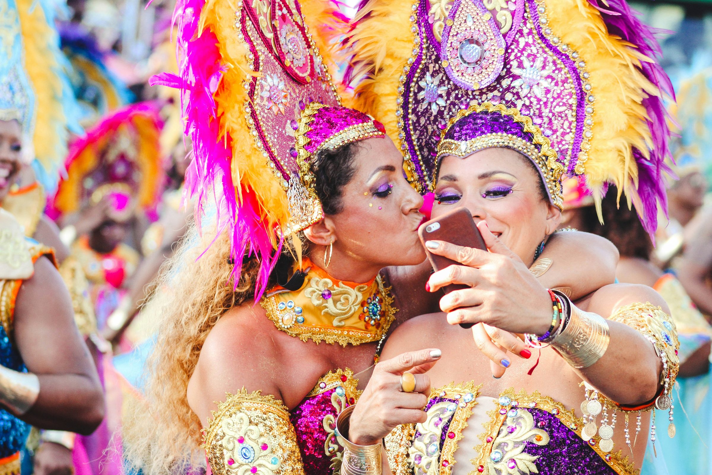 Foliões fantasiados tirando selfie no Carnaval do Rio de Janeiro.