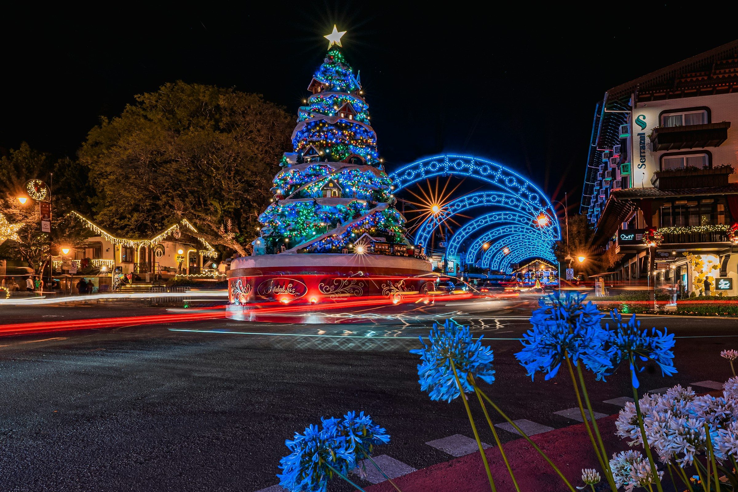 Árvore de Natal iluminada durante o Natal Luz de Gramado, no Rio Grande do Sul.