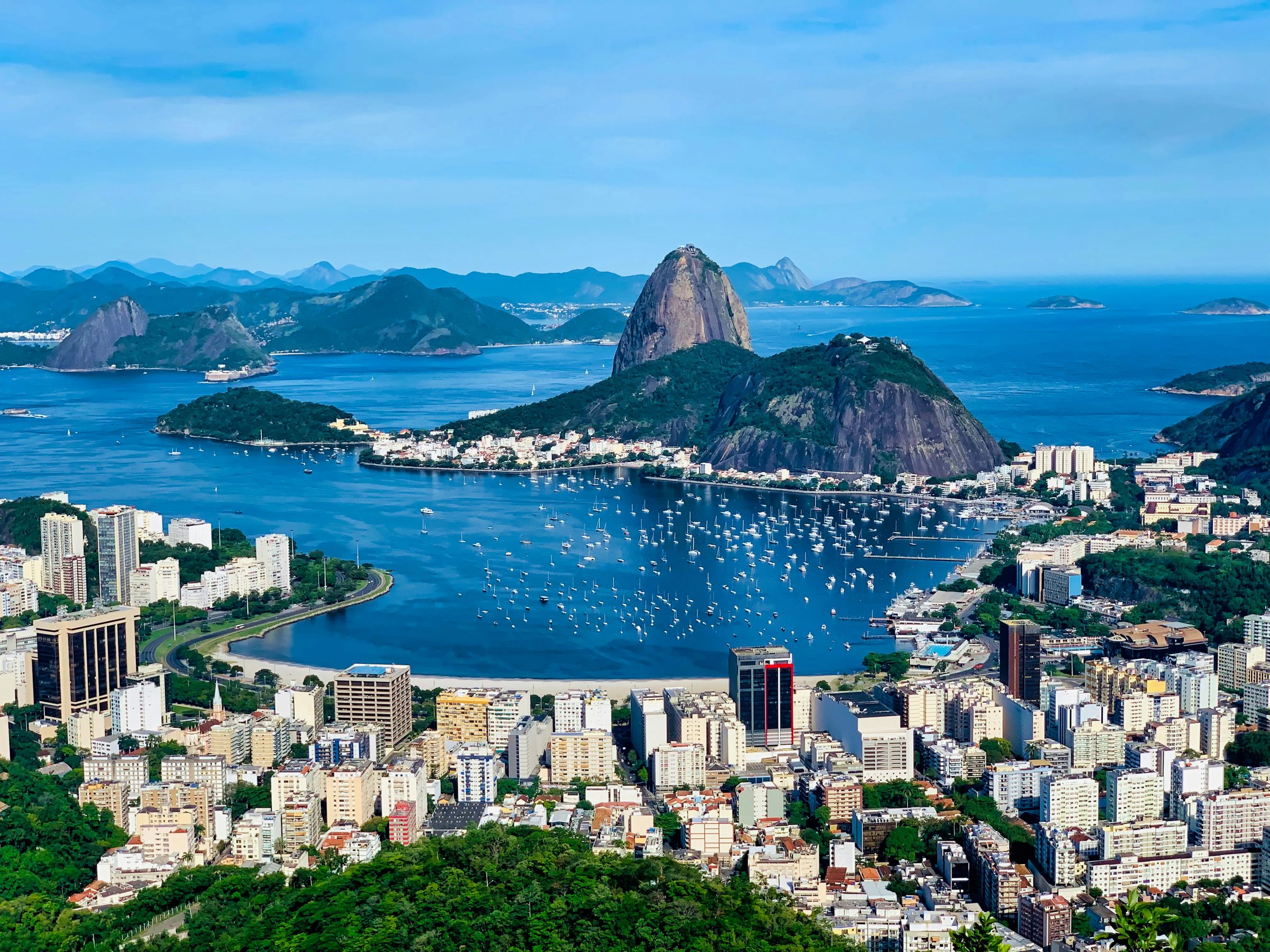 Pão de Açúcar e a Baía de Botafogo vistos do alto no Rio de Janeiro.