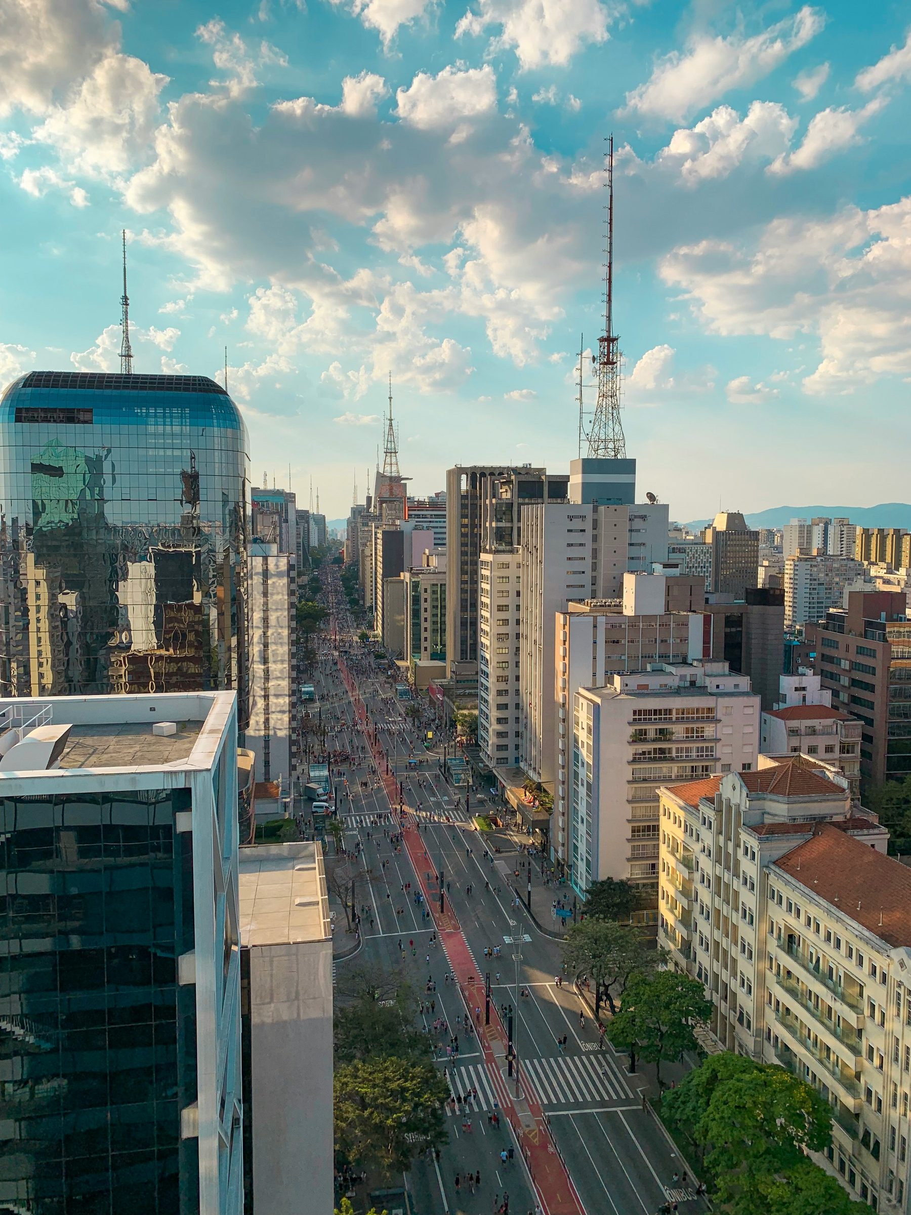 Vista aérea da Avenida Paulista cortando os prédios de São Paulo.