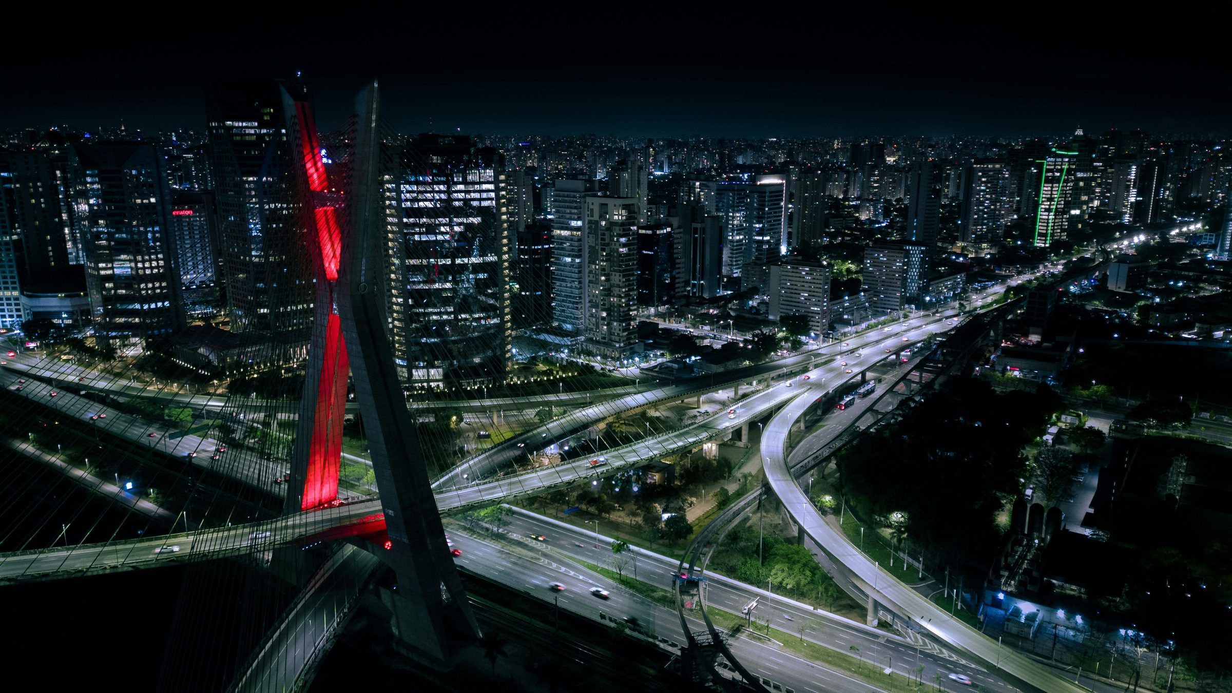 Ponte Estaiada Octávio Frias de Oliveira iluminada de vermelho à noite, em São Paulo.