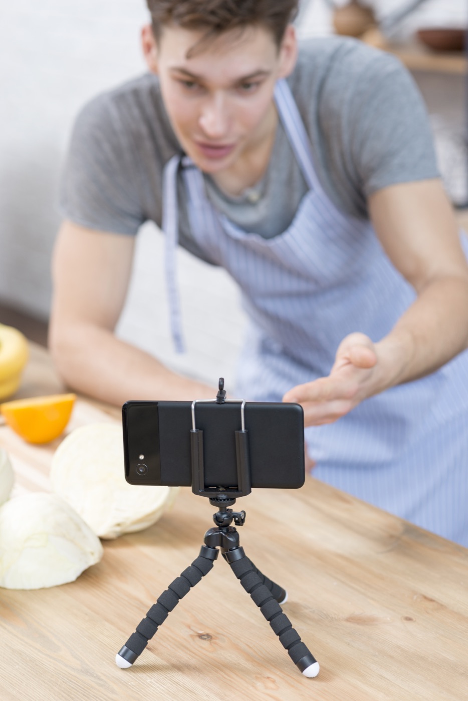 Creator de culinária gravando uma receita na cozinha para uma marca de alimentos.