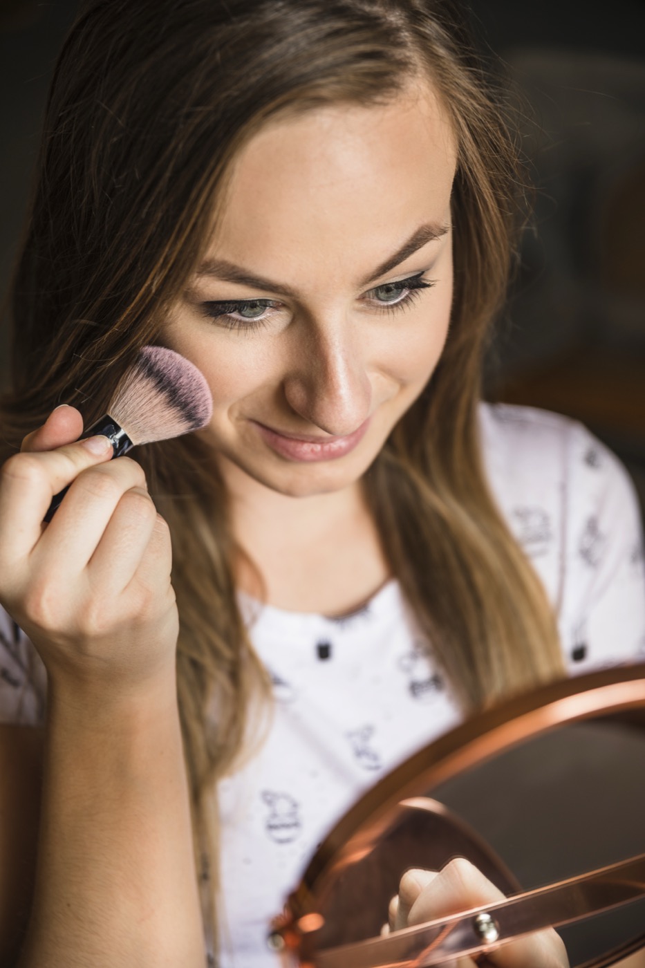 Creator fazendo maquiagem e mostrando a aplicação do produto de perto para a câmera.