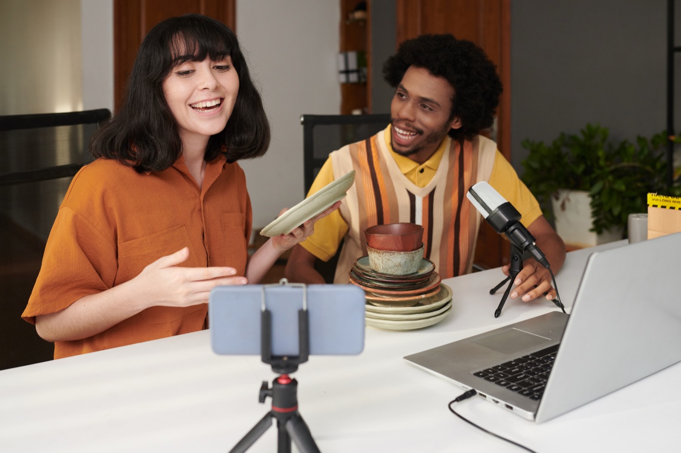 Creator apresentando itens de casa e utilidades para a audiência em vídeo.