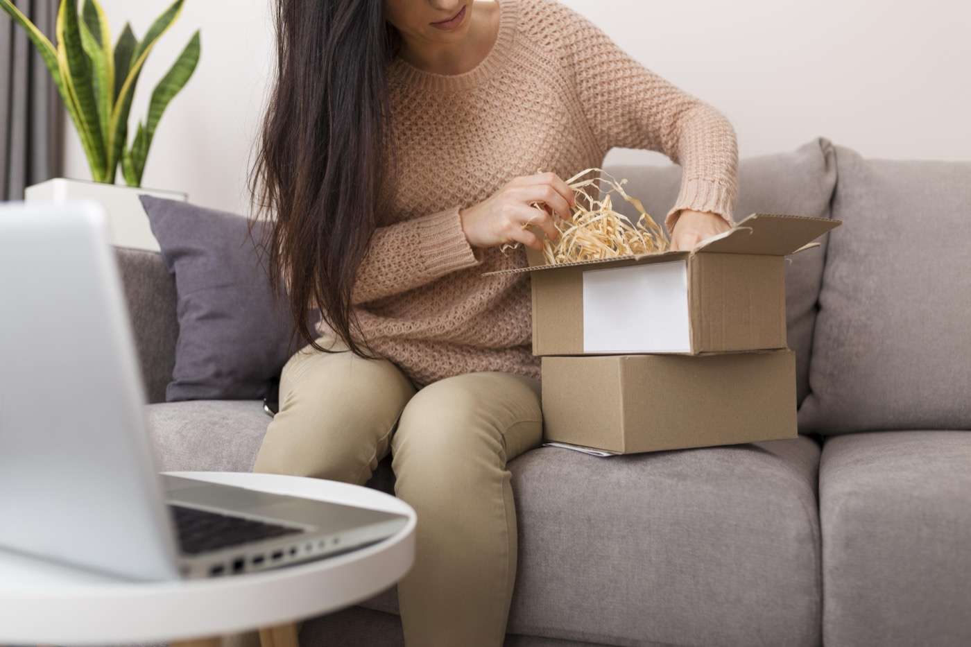 Creator abrindo uma compra online e tirando o produto da caixa.