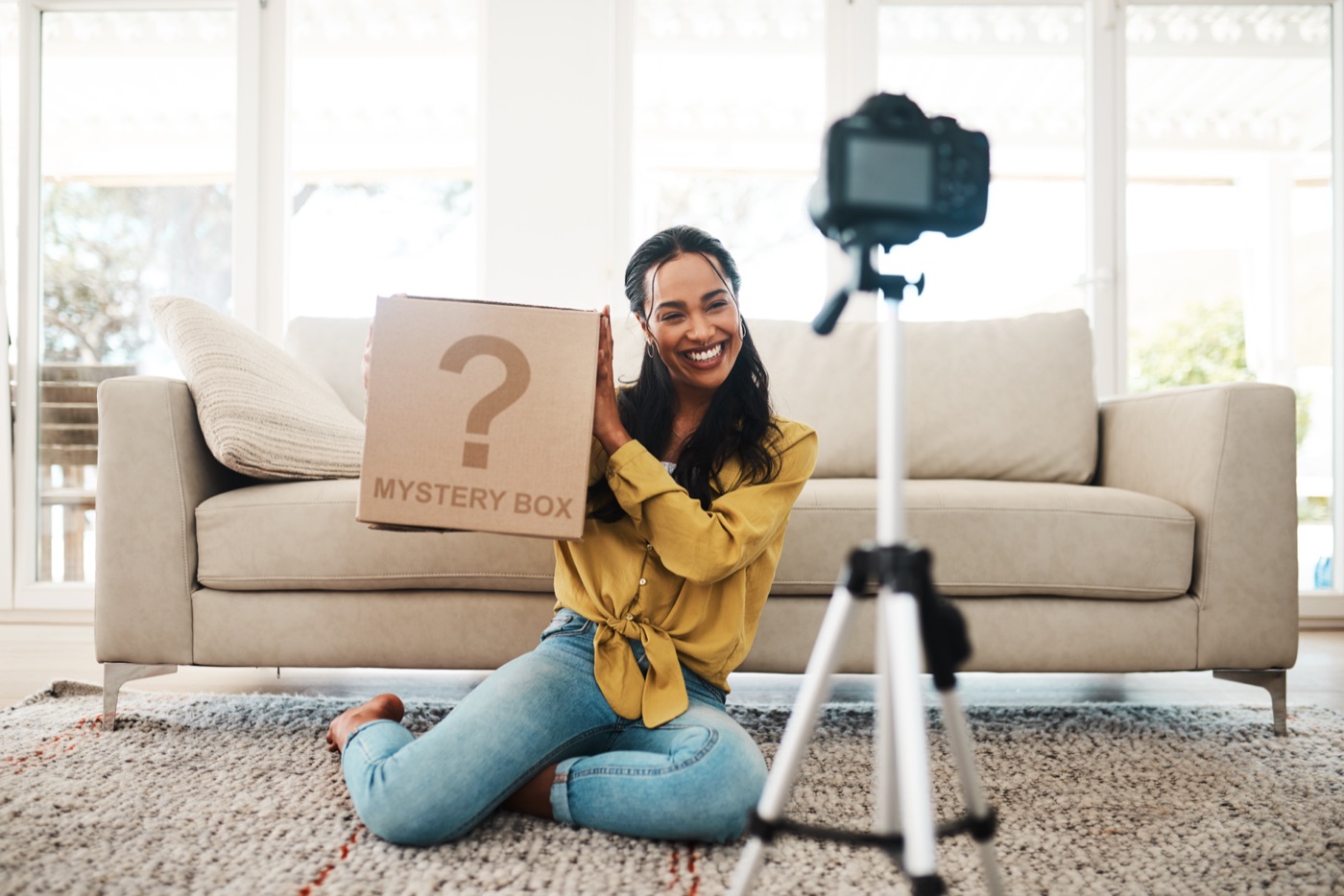 Creator fazendo o unboxing de uma compra online e mostrando o achadinho em vídeo.