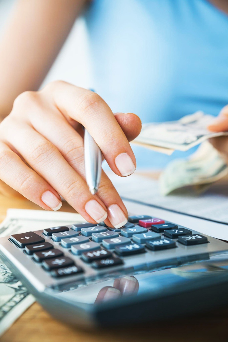 Creator mostrando gráficos e planejamento financeiro em conteúdo sobre finanças.