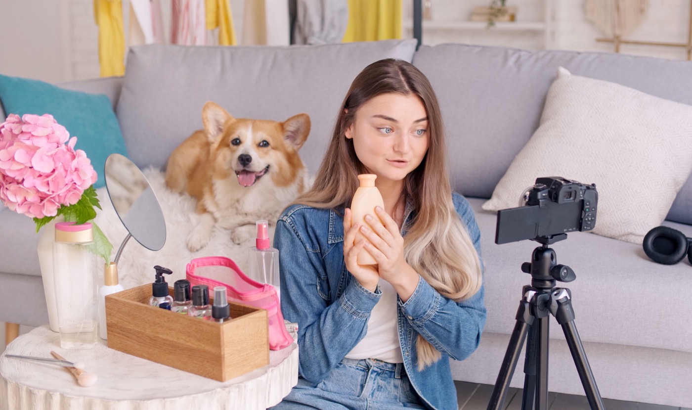 Creator gravando um vídeo com o cachorro de estimação para uma marca de pets.