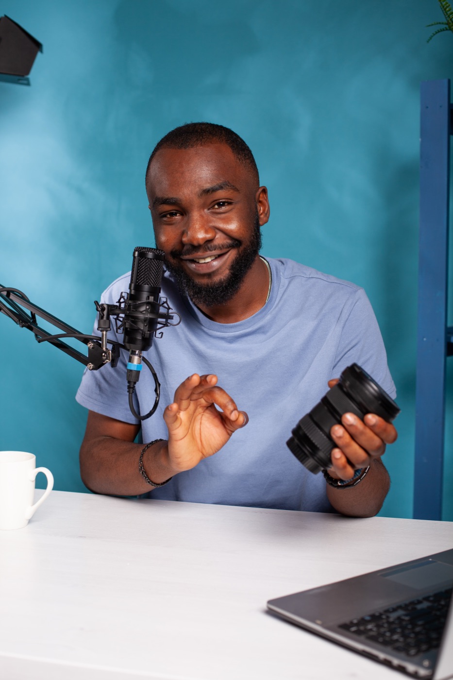 Creator de tecnologia avaliando um equipamento eletrônico em frente à câmera.