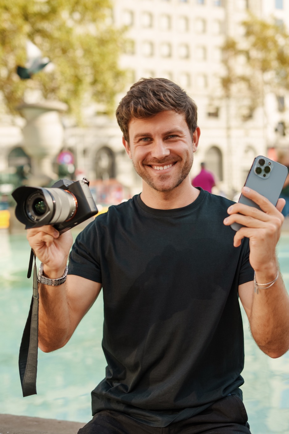 Creator de viagem com câmera e smartphone registrando um ponto turístico.